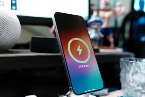 栾城苹果15换屏服务分享用什么充电器给iPhone15充电更好 